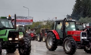 Στα μπλόκα οι αγρότες με αντίξοες καιρικές συνθήκες