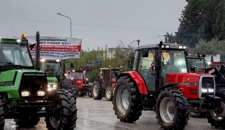 Στα μπλόκα οι αγρότες με αντίξοες καιρικές συνθήκες