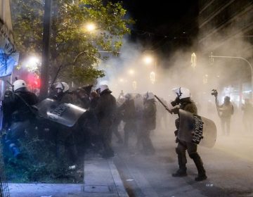 Επεισόδια με μολότοφ και χημικά στην πορεία για την μνήμη του Αλέξανδρου Γρηγορόπουλου –  Η ανακοίνωση της ΕΛ.ΑΣ.