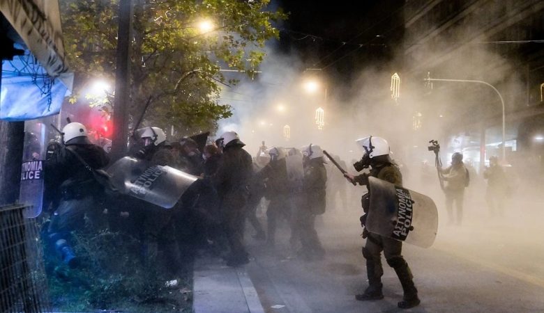 Επεισόδια με μολότοφ και χημικά στην πορεία για την μνήμη του Αλέξανδρου Γρηγορόπουλου –  Η ανακοίνωση της ΕΛ.ΑΣ.