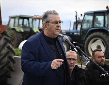 O Κουτσούμπας στο μπλόκο της Καρδίτσας: Η πρόταση του ΚΚΕ είναι η μόνη πραγματική, ρεαλιστική, που συμφέρει πραγματικά σήμερα τον Έλληνα αγρότη