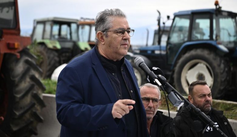 O Κουτσούμπας στο μπλόκο της Καρδίτσας: Η πρόταση του ΚΚΕ είναι η μόνη πραγματική, ρεαλιστική, που συμφέρει πραγματικά σήμερα τον Έλληνα αγρότη