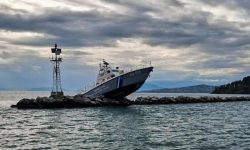 Σκάφος του Λιμενικού προσέκρουσε σε βράχια στην είσοδο του λιμανιού Βόλου