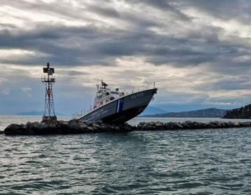 Σκάφος του Λιμενικού προσέκρουσε σε βράχια στην είσοδο του λιμανιού Βόλου