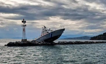 Σκάφος του Λιμενικού προσέκρουσε σε βράχια στην είσοδο του λιμανιού Βόλου