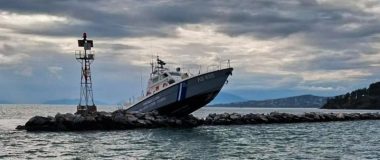 Σκάφος του Λιμενικού προσέκρουσε σε βράχια στην είσοδο του λιμανιού Βόλου