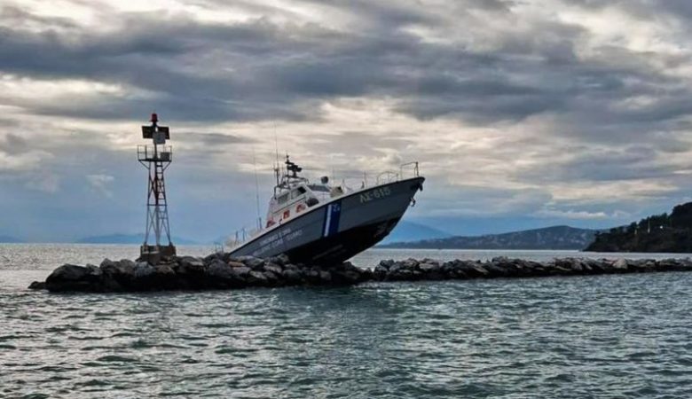 Σκάφος του Λιμενικού προσέκρουσε σε βράχια στην είσοδο του λιμανιού Βόλου