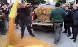 Αγρότες συγεντρώθηκαν έξω από το γραφείο του Τσιάρα στην Καρδίτσα – «Αυτές είναι οι ανοιχτές πόρτες που λέει η κυβέρνηση»