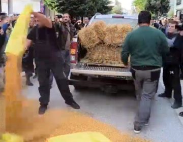 Αγρότες συγεντρώθηκαν έξω από το γραφείο του Τσιάρα στην Καρδίτσα – «Αυτές είναι οι ανοιχτές πόρτες που λέει η κυβέρνηση»