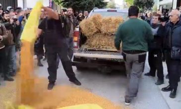 Αγρότες συγεντρώθηκαν έξω από το γραφείο του Τσιάρα στην Καρδίτσα – «Αυτές είναι οι ανοιχτές πόρτες που λέει η κυβέρνηση»