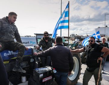 Ένταση με πετροπόλεμο και χημικά μεταξύ αγροτών και αστυνομικών πέριξ του αεροδρομίου Ηρακλείου – Δείτε βίντεο