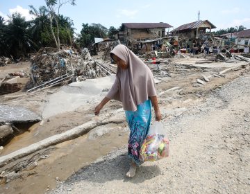 Στους 950 οι νεκροί από τις πλημμύρες στην Ινδονησία – Πάνω από 270 αγνοούμενοι και 5.000 τραυματίες