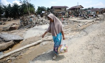 Στους 950 οι νεκροί από τις πλημμύρες στην Ινδονησία – Πάνω από 270 αγνοούμενοι και 5.000 τραυματίες