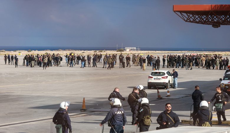 Κλειστό το αεροδρόμιο Ηρακλείου «Νίκος Καζαντζάκης» – Aγρότες εισέβαλαν στην πίστα