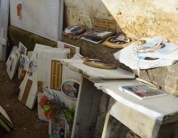 Οργή στην Καλαμάτα: Βεβήλωσαν τις οστεοθυρίδες στο νεκροταφείο