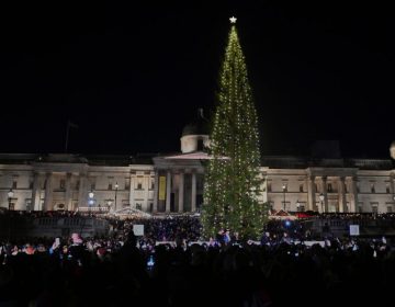Οι Βρετανοί μειώνουν τα έξοδα για τα Χριστούγεννα