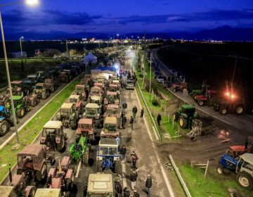 Απέκλεισαν και τους παραδρόμους οι αγρότες του μπλόκου της Νίκαιας