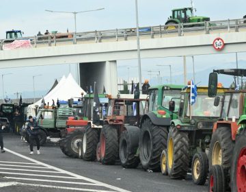 Αμετακίνητα παραμένουν τα τρακτέρ από τα μπλόκα που έχουν στήσει οι αγρότες – Στον «χορό» των κινητοποιήσεων και οι κτηνοτρόφοι της Κρήτης