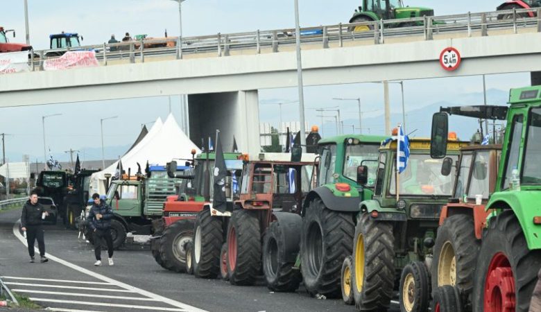 Αμετακίνητα παραμένουν τα τρακτέρ από τα μπλόκα που έχουν στήσει οι αγρότες – Στον «χορό» των κινητοποιήσεων και οι κτηνοτρόφοι της Κρήτης