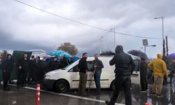 Οι αγρότες άνοιξαν το αεροδρόμιο των Χανίων για να περάσουν οι επιβάτες πτήσεων