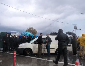 Οι αγρότες άνοιξαν το αεροδρόμιο των Χανίων για να περάσουν οι επιβάτες πτήσεων