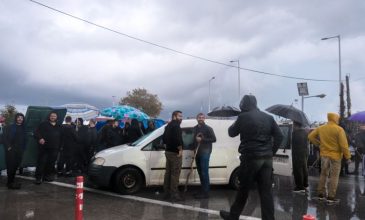 Οι αγρότες άνοιξαν το αεροδρόμιο των Χανίων για να περάσουν οι επιβάτες πτήσεων