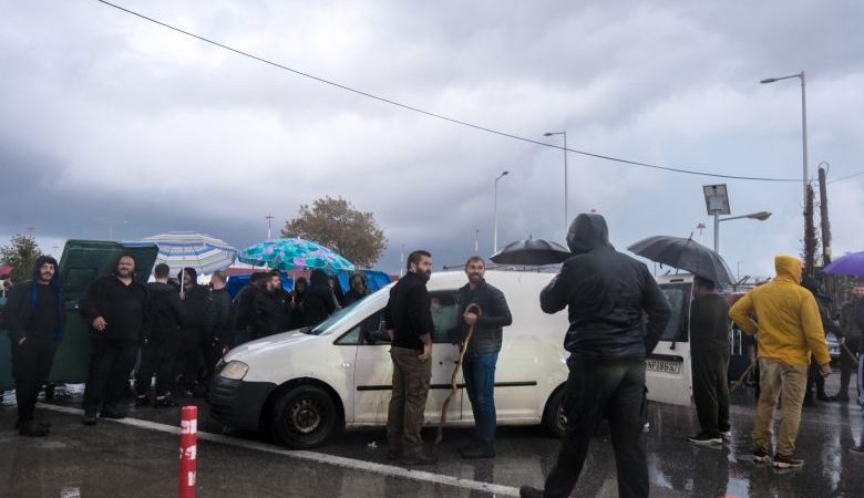 Οι αγρότες άνοιξαν το αεροδρόμιο των Χανίων για να περάσουν οι επιβάτες πτήσεων