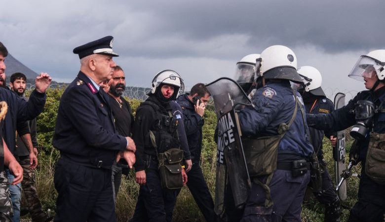 Μετά το Ηράκλειο, αποκλεισμένο και το αεροδρόμιο Χανίων από μπλόκο αγροκτηνοτρόφων