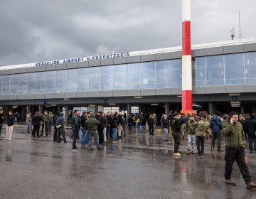 Στα αεροδρόμια Ηρακλείου και Χανίων παραμένουν οι αγρότες – Νέα κλιμάκωση των κινητοποιήσεων σε όλη τη χώρα – Θα μπλοκάρουν και λιμάνια