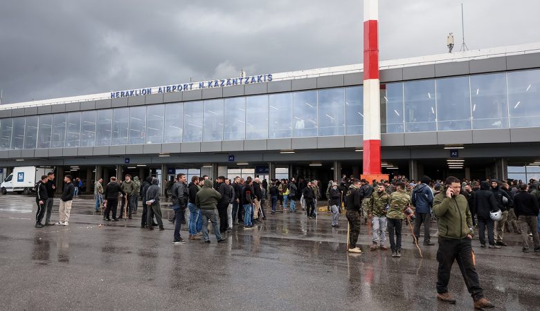 Στα αεροδρόμια Ηρακλείου και Χανίων παραμένουν οι αγρότες – Νέα κλιμάκωση των κινητοποιήσεων σε όλη τη χώρα – Θα μπλοκάρουν και λιμάνια