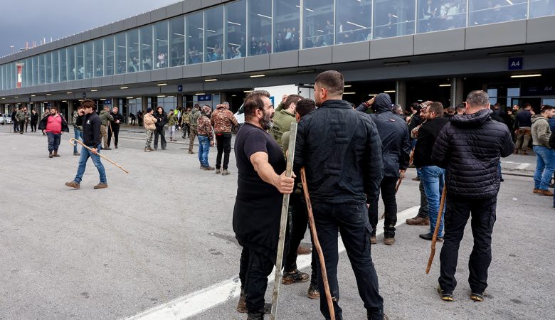 Αποχώρησαν από το αεροδρόμιο «Νίκος Καζαντζάκης» οι αγροτοκτηνοτρόφοι – Πόσες πτήσεις επηρεάστηκαν, ποιοι δρόμοι είναι κλειστοί