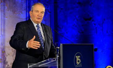 Καραμανλής: Δεν αρκεί να λέμε ότι η δημοκρατία υπάρχει – Οφείλουμε να εξετάζουμε αν λειτουργεί όπως πρέπει