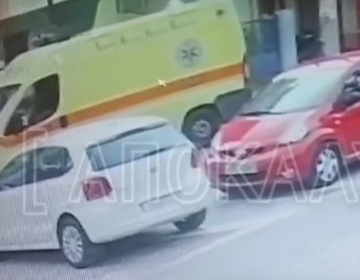 Η στιγμή που ασθενοφόρο παραλαμβάνει τον μαχαιρωμένο 14χρονο στο Χολαργό: Το μήνυμα για το ραντεβού-ενέδρα