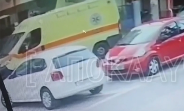 Η στιγμή που ασθενοφόρο παραλαμβάνει τον μαχαιρωμένο 14χρονο στο Χολαργό: Το μήνυμα για το ραντεβού-ενέδρα