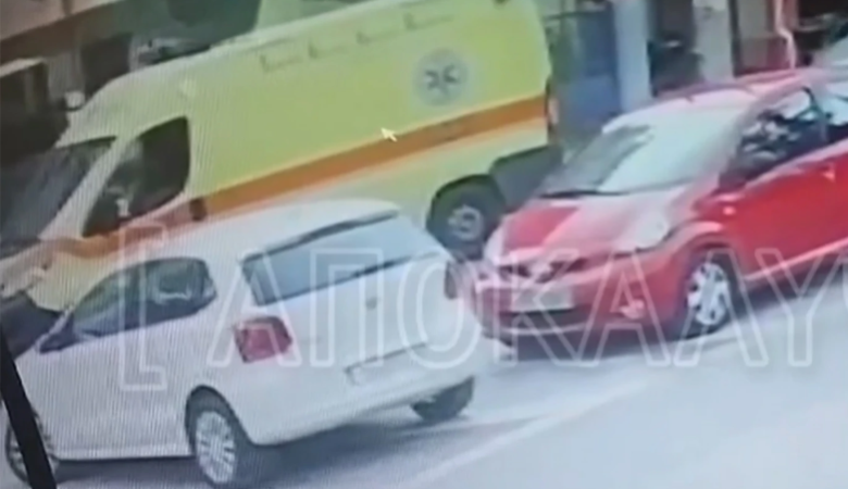 Η στιγμή που ασθενοφόρο παραλαμβάνει τον μαχαιρωμένο 14χρονο στο Χολαργό: Το μήνυμα για το ραντεβού-ενέδρα