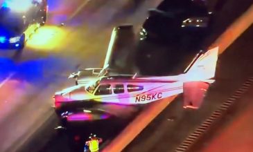 Απίστευτη «προσγείωση» αεροσκάφους πάνω σε αυτοκίνητο εν κινήσει στη Φλόριντα – Δείτε βίντεο