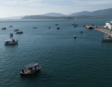 Σε κατάσταση πολιορκίας ο Βόλος – Αποκλεισμένο το λιμάνι, αγρότες έκαναν απόβαση με τρακτέρ και ψαράδες από τη θάλασσα με καϊκια