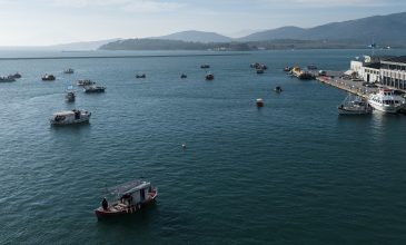 Σε κατάσταση πολιορκίας ο Βόλος – Αποκλεισμένο το λιμάνι, αγρότες έκαναν απόβαση με τρακτέρ και ψαράδες από τη θάλασσα με καϊκια