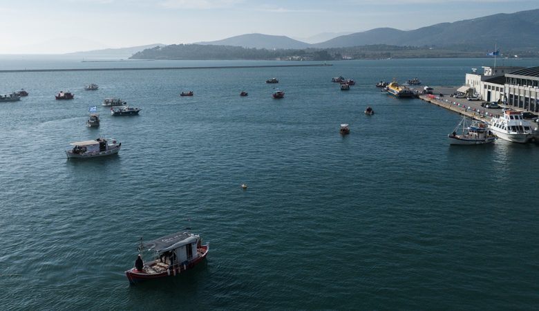 Σε κατάσταση πολιορκίας ο Βόλος – Αποκλεισμένο το λιμάνι, αγρότες έκαναν απόβαση με τρακτέρ και ψαράδες από τη θάλασσα με καϊκια