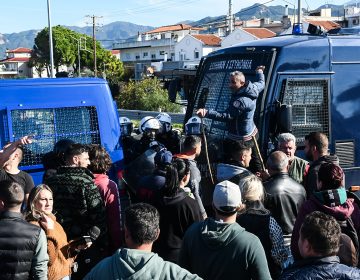 Μικρής έκτασης επεισόδια στη γέφυρα Ρίου-Αντιρρίου – Σε πλήρη εξέλιξη η κινητοποίηση αγροτών και κτηνοτρόφων από Αχαΐα και Αιτωλοακαρνανία