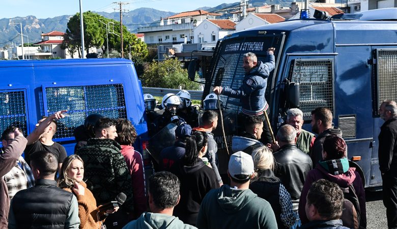 Μικρής έκτασης επεισόδια στη γέφυρα Ρίου-Αντιρρίου – Σε πλήρη εξέλιξη η κινητοποίηση αγροτών και κτηνοτρόφων από Αχαΐα και Αιτωλοακαρνανία