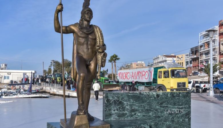 Αποχώρησαν οι αγρότες από το λιμάνι του Βόλου μετά το τελεσίγραφο – Επιστρέφουν στο μπλόκο της Νίκαιας