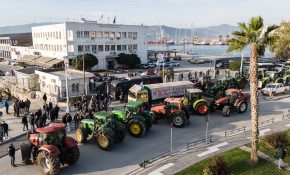 Στο λιμάνι του Βόλου οι αγρότες παρουσία ισχυρών αστυνομικών δυνάμεων – Θα επιχειρηθεί ο αποκλεισμός με τα τρακτέρ – Παραμένουν τα μπλόκα