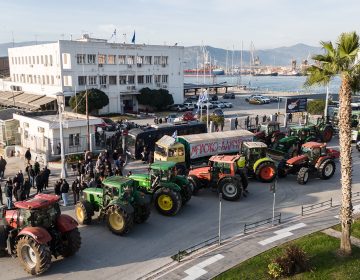 Στο λιμάνι του Βόλου οι αγρότες παρουσία ισχυρών αστυνομικών δυνάμεων – Θα επιχειρηθεί ο αποκλεισμός με τα τρακτέρ – Παραμένουν τα μπλόκα