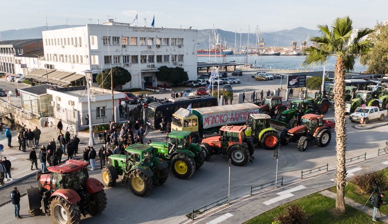 Στο λιμάνι του Βόλου οι αγρότες παρουσία ισχυρών αστυνομικών δυνάμεων – Θα επιχειρηθεί ο αποκλεισμός με τα τρακτέρ – Παραμένουν τα μπλόκα