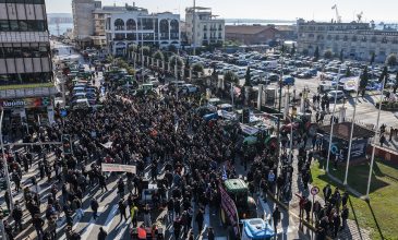Απόβαση αγροτών με τρακτέρ και συμβολικός αποκλεισμός του λιμανιού στη Θεσσαλονίκη – Δείτε εικόνες και βίντεο