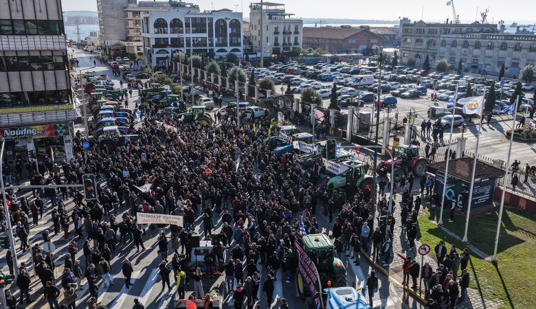 Απόβαση αγροτών με τρακτέρ και συμβολικός αποκλεισμός του λιμανιού στη Θεσσαλονίκη – Δείτε εικόνες και βίντεο