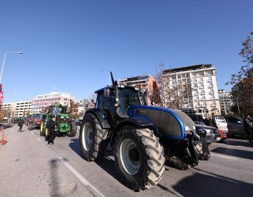 Με τρακτέρ και λεωφορεία, αγρότες από τα μπλόκα θα κινηθούν για το πανελλαδικό συλλαλητήριο στο λιμάνι της Θεσσαλονίκης