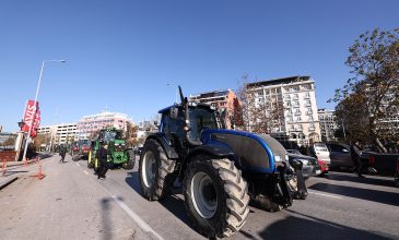 Με τρακτέρ και λεωφορεία, αγρότες από τα μπλόκα θα κινηθούν για το πανελλαδικό συλλαλητήριο στο λιμάνι της Θεσσαλονίκης