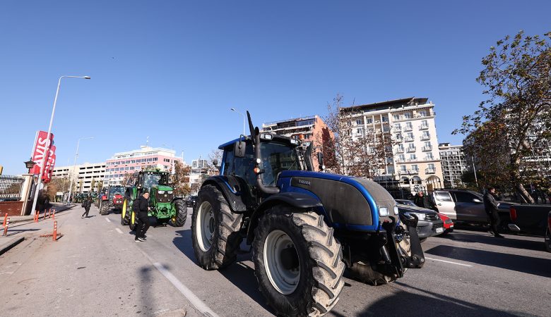 Με τρακτέρ και λεωφορεία, αγρότες από τα μπλόκα θα κινηθούν για το πανελλαδικό συλλαλητήριο στο λιμάνι της Θεσσαλονίκης